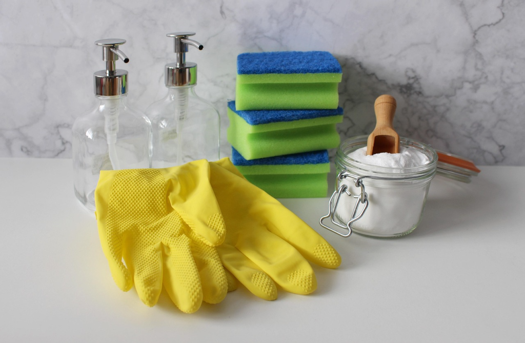 Cleaning with baking soda and vinegar 